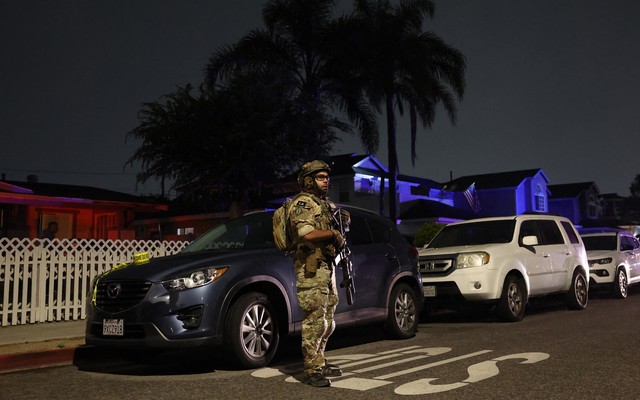 An FBI tactical agent