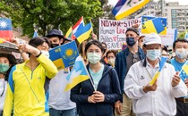 Taiwanese hold up Ukrainian flags at a rally.