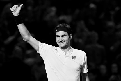 Roger Federer giving a thumbs-up