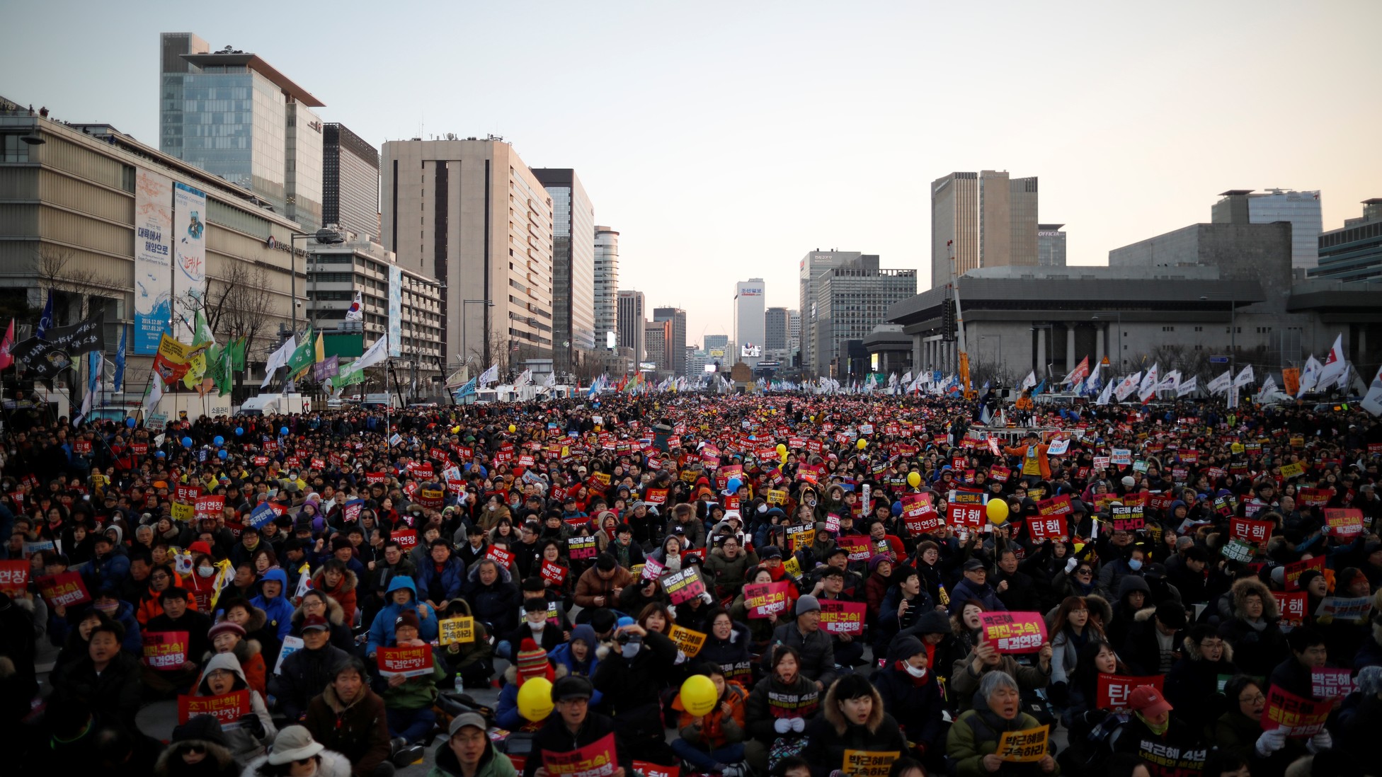 Население кореи сеул. Пак Кын Хе митинги. Митинг в Южной Корее 2016. Митинги в Южной Корее. Южная Корея митинг протеста против президента.