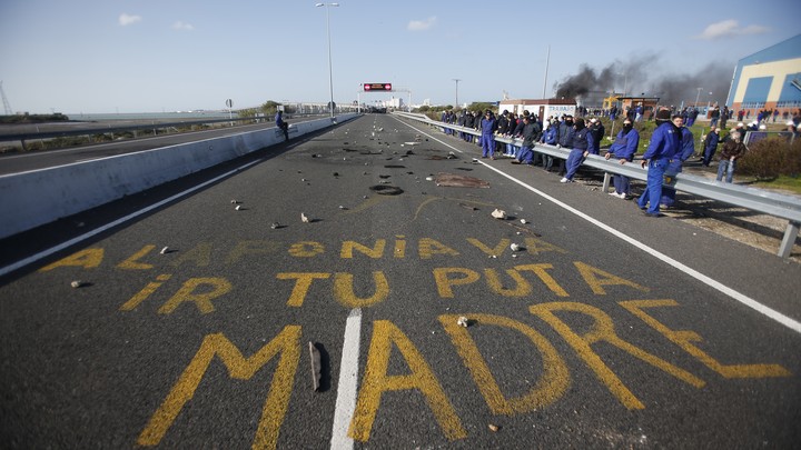 Graffiti on a street that reads "A la ponia va ir tu puta madre"