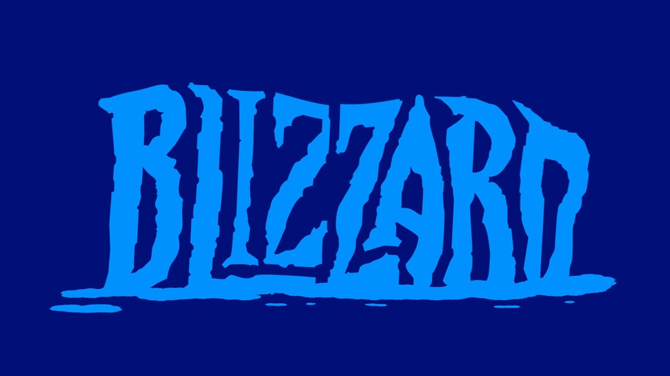 El logotipo de Blizzard Entertainment. Las letras del logotipo son de estilo grueso y rugoso, con bordes irregulares, dándole un aspecto gélido y desgastado. El color predominante es el azul claro sobre un fondo azul más oscuro. El diseño recuerda a un estilo de hielo o ventisca, lo que coincide con el nombre "Blizzard", que significa tormenta de nieve en inglés.