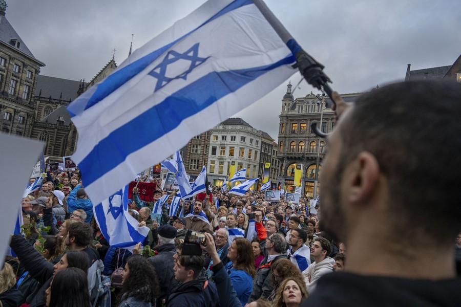 A pro-Israeli crowd demonstrates in a city square.