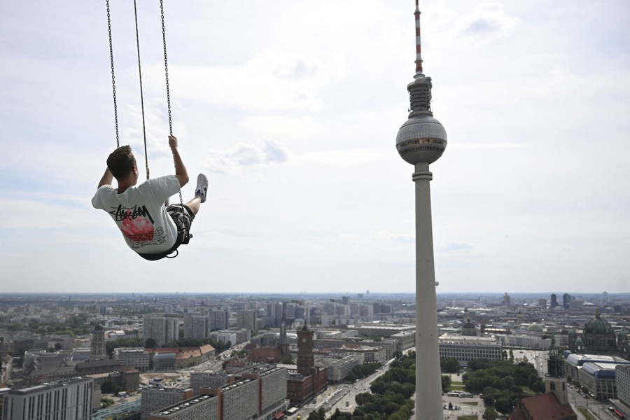 Photos of the Week: Robotic Horse, Balloon Cauldron, Berlin Swing - The ...