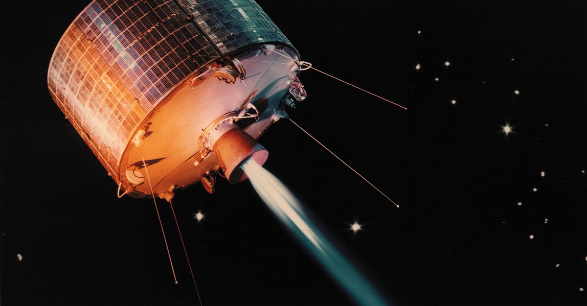 Спутников 1а. Intelsat 1. Спутник космос-215. Первый Спутник гиф. Космос-215 фото.