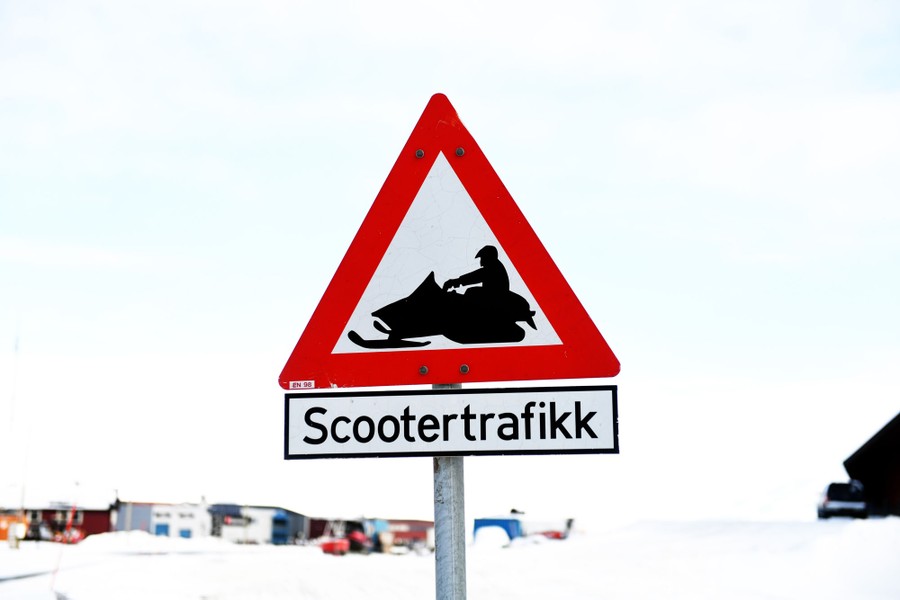 A triangular warning sign depicts a snowmobile and reads "Scootertrafikk."