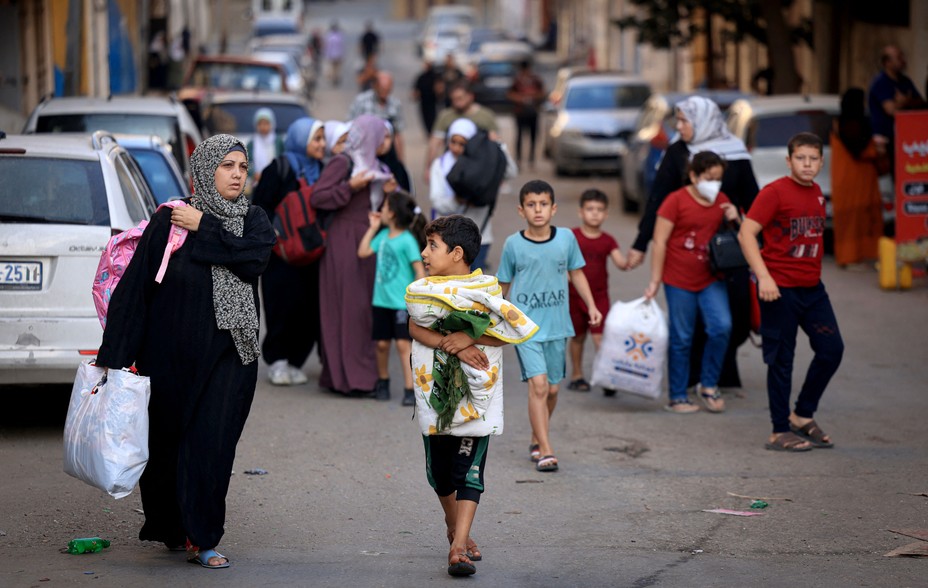 Εικόνα Παλαιστινίων που κουβαλούν τα υπάρχοντά τους που φεύγουν σε ασφαλέστερες περιοχές στην πόλη της Γάζας μετά από ισραηλινές αεροπορικές επιδρομές.