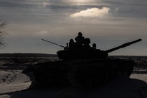 A Ukrainian tank crew trains in the Chernihiv region in December 2023.