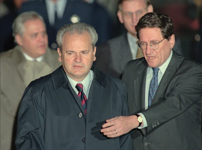 Holbrooke greets Milošević