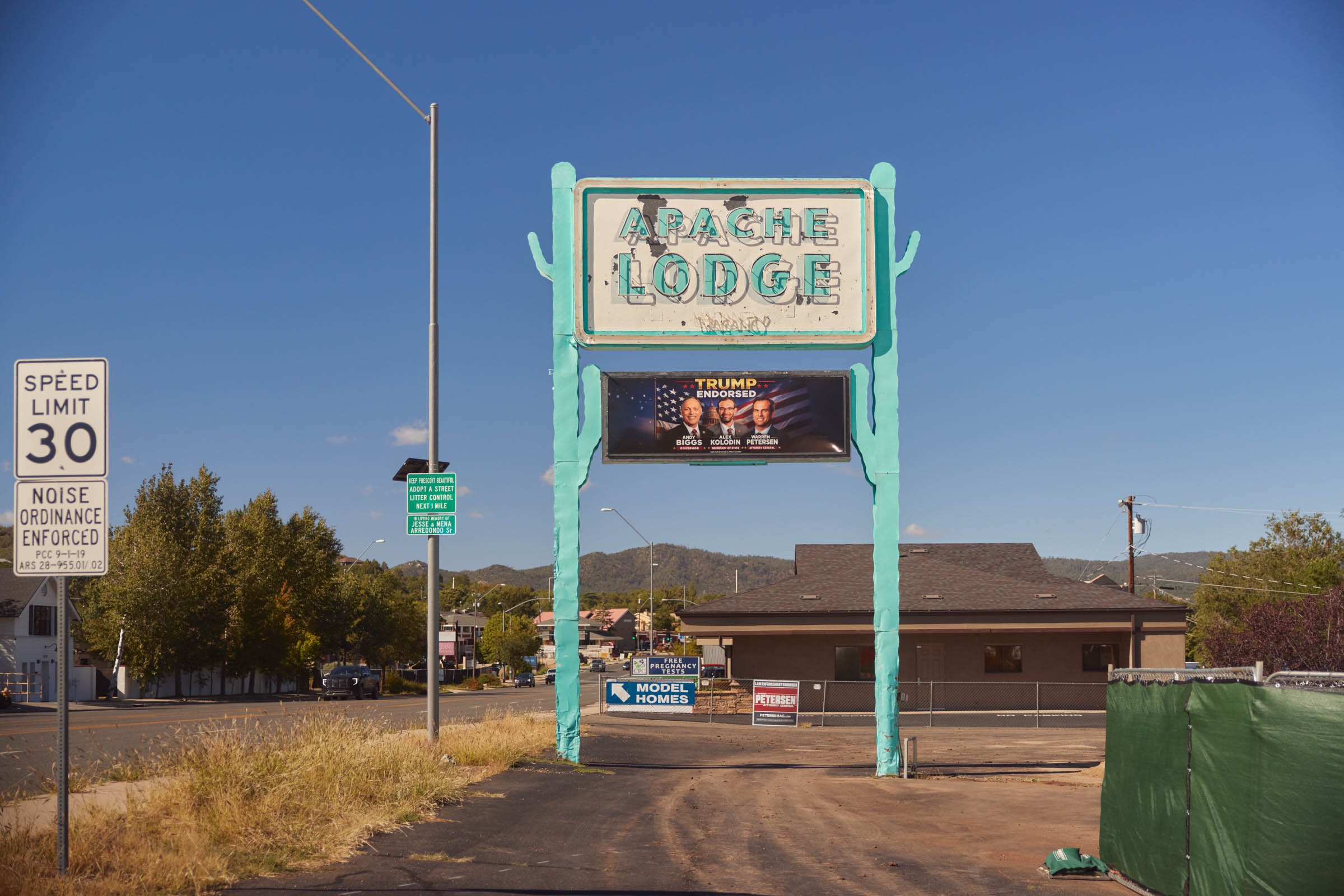 an Apache Lodge sign on the side of the road