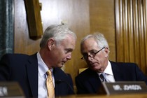 Senators Ron Johnson of Wisconsin (left) and Bob Corker of Tennessee talk at a committee hearing.