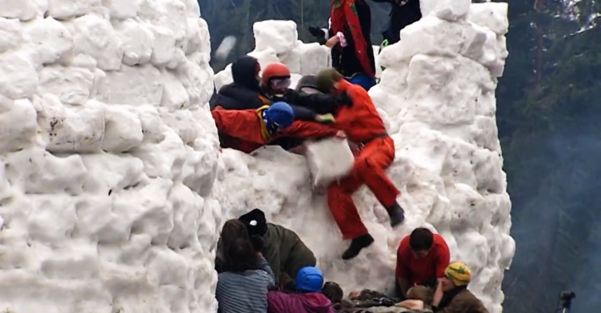The Epic Russian Tradition of Building and Storming Giant Snow Forts ...