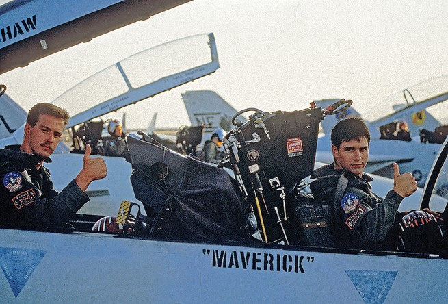 Movie still of Maverick and Goose sitting in a plane