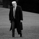 Trump walking on White House lawan
