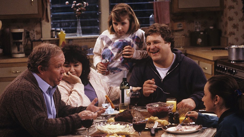 Roseanne and her family around the dinner table in 'Roseanne'