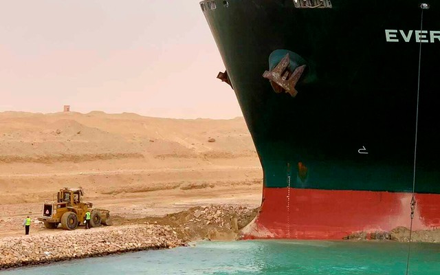 An enormous boat stuck in Egypt's Suez Canal