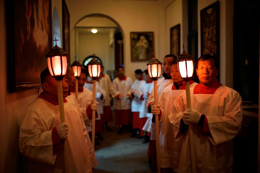 圣诞子夜弥撒和圣纪念活动的照片