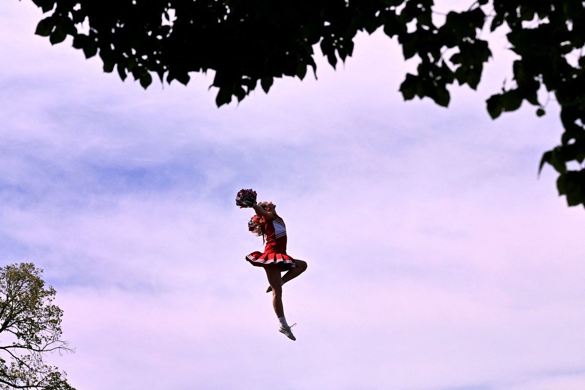 A cheerleader in the air, mid-jump