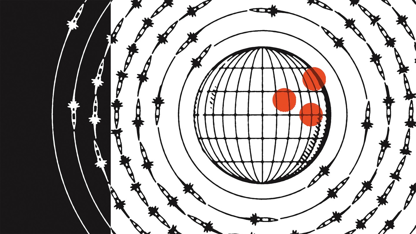 Черно-белая иллюстрация глобуса с тремя красными точками в правом верхнем углу, окруженного семью концентрическими кругами ракет на орбите.
