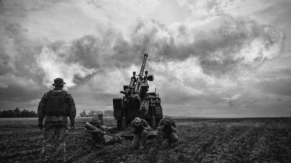 Ukrainian soldiers firing on Russian positions
