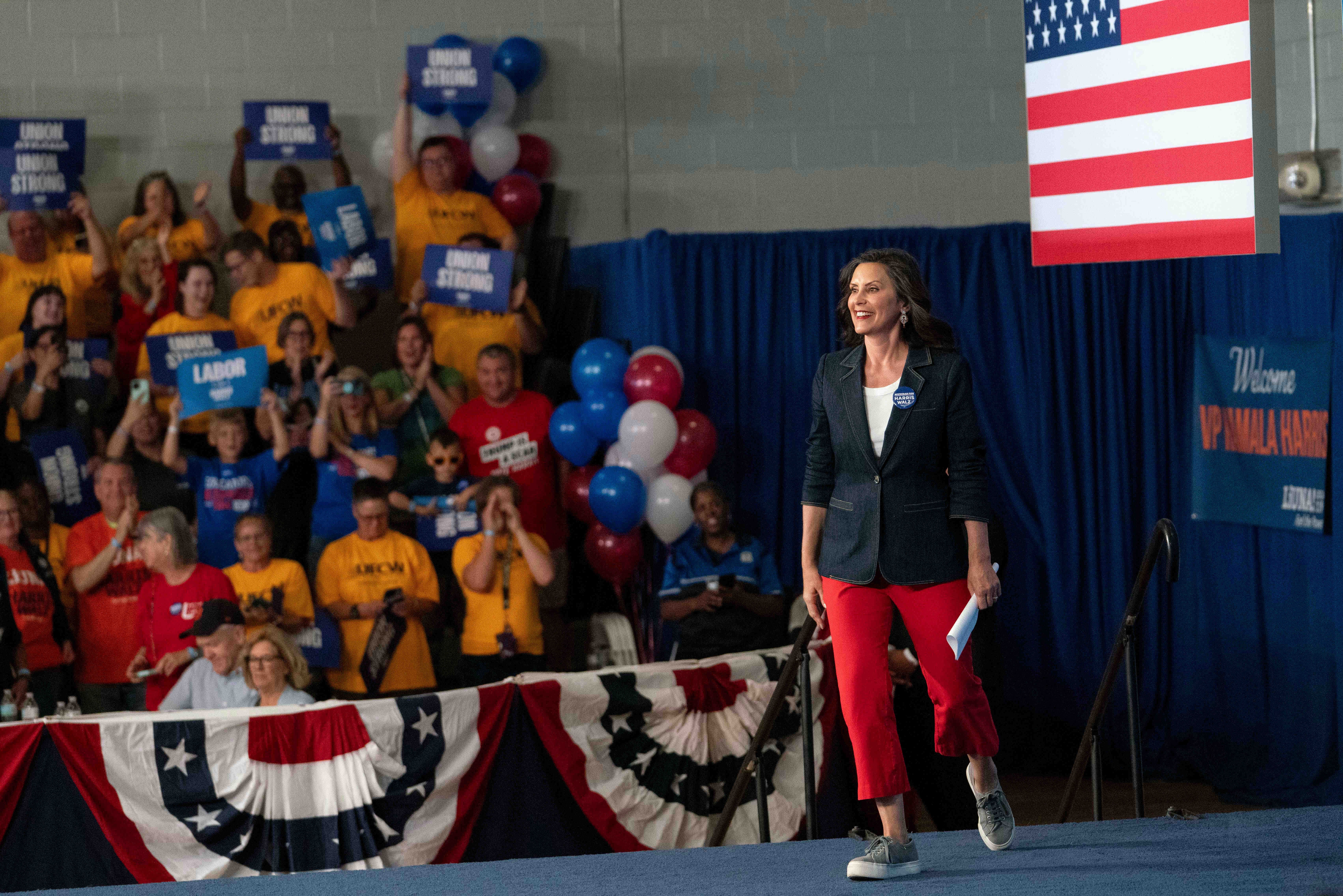 Уитмер выходит на сцену на предвыборном мероприятии в Детройте в поддержку Камалы Харрис в сентябре 2024 года.