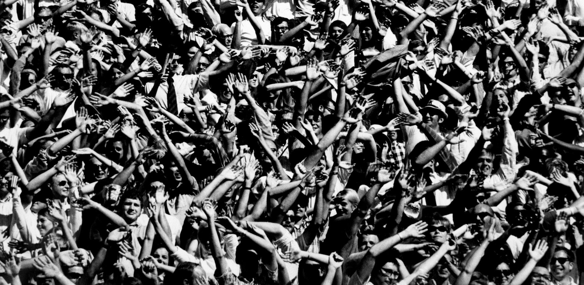 Толпа срущих. Толпойидовели до оргпщма. Черно-белое фото звезда Давида из толпы людей.