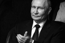 A black-and-white photo of Vladimir Putin clapping with a disinterested expression.