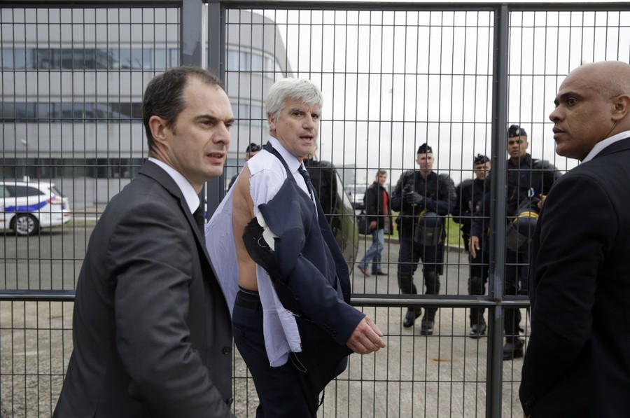 Air France protesters attack executives, rip their clothes off (PHOTOS).