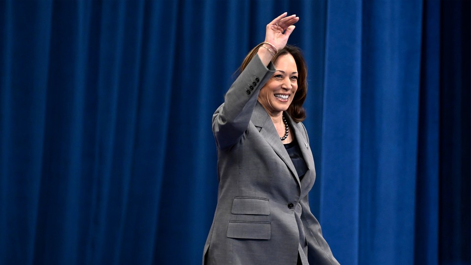 Kamala Harris saluda a la multitud sonriendo