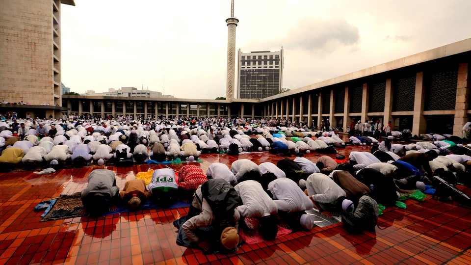 Protesters pray during a rally against Jakarta incumbent governor Basuki Tjahaja Purnama inside Istiqlal mosque in Jakarta, Indonesia, on February 11, 2017.