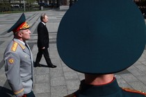 Putin walking with army officials