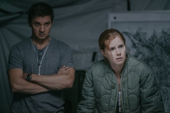 Jeremy Renner as Ian Donnelly and Amy Adams as Louise Banks in ARRIVAL