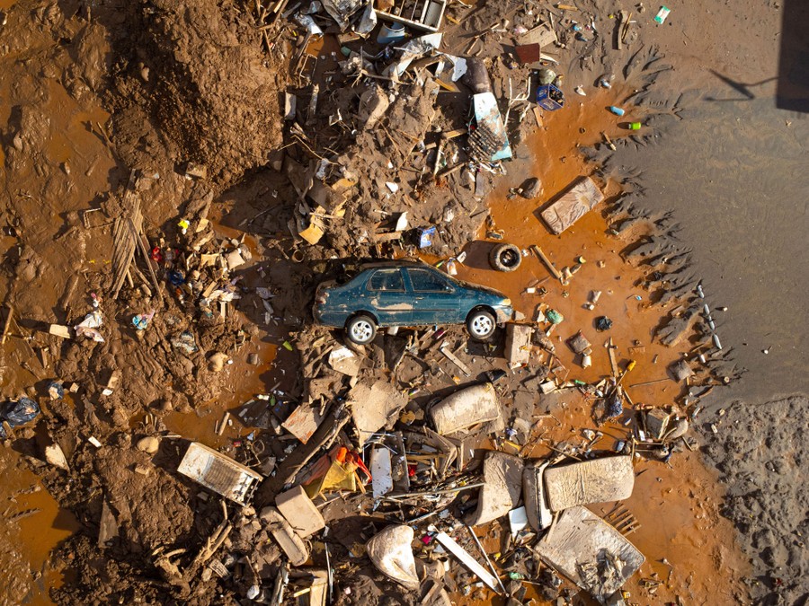 An aerial view of cars and rubble left behind after a flood.