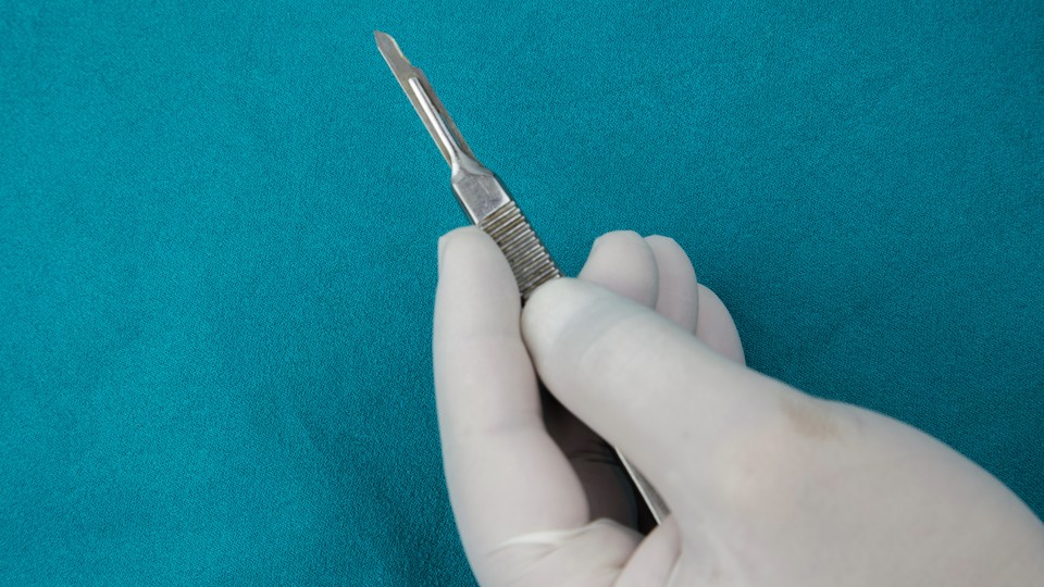 An image of a surgeon's scalpel.
