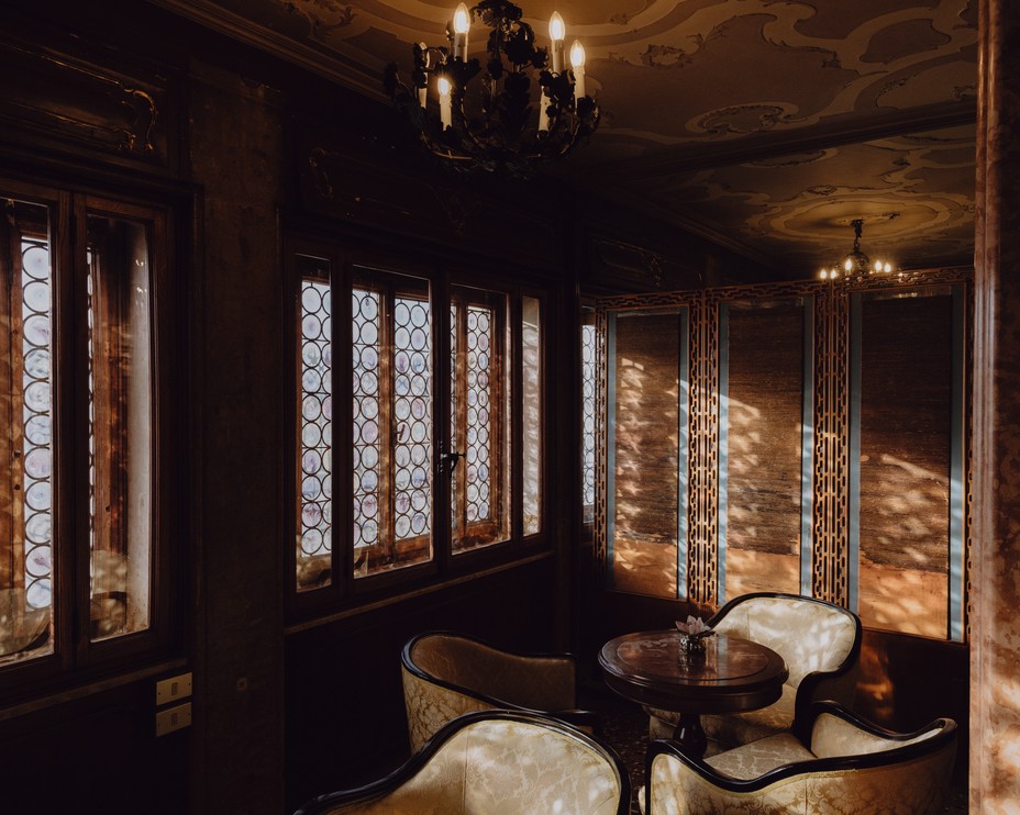 A table and luxurious chairs in a sitting room at the Hotel Danieli