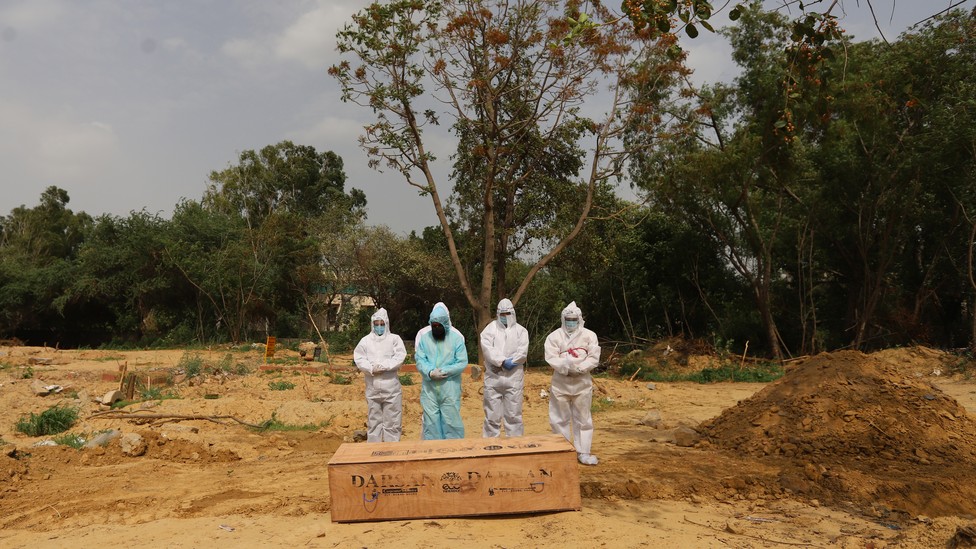 A COVID-19 burial in India
