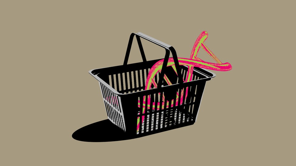 Una ilustración de una cesta de compras de supermercado de color negro, dentro de la cual hay una cadena de ADN de colores brillantes en tonos rosados y amarillos. La cadena de ADN parece doblarse dentro de la cesta, destacando por su contraste con el fondo beige y el estilo minimalista de la imagen. La ilustración sugiere la comercialización de datos genéticos o la venta de información relacionada con el ADN.