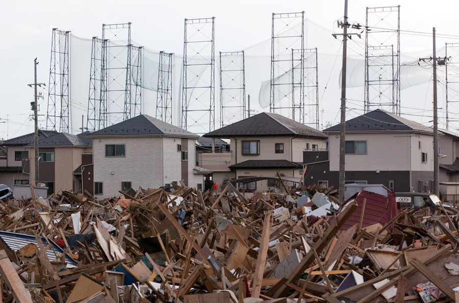 Катаклизмы 21 года. Землетрясение сычуань 2008 эпицентр. Землетрясение в кашмире 2005. Цунами в японии в 2011. Бедствие землетрясение.