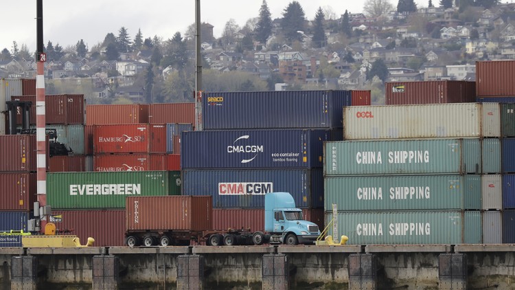 Грузовые контейнеры штабелированы в порту Сиэтла в апреле