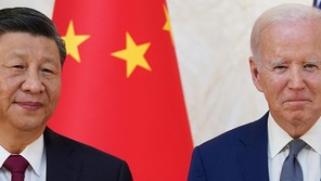 A photograph of Chinese leader Xi Jinping and U.S. President Joe Biden.