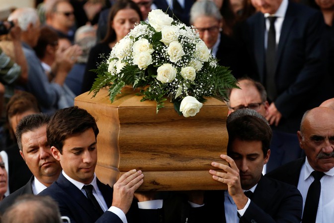 Men hold up the coffin of the Maltese journalist Daphne Caruana Galizia.