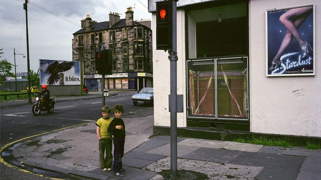 Deux jeunes enfants se tenant ensemble au coin d'une rue à Glasgow dans les années 1980