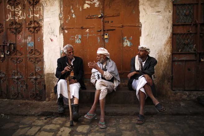 Trois hommes assis et parlant