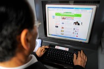 A person visits the Naver website on a desktop computer