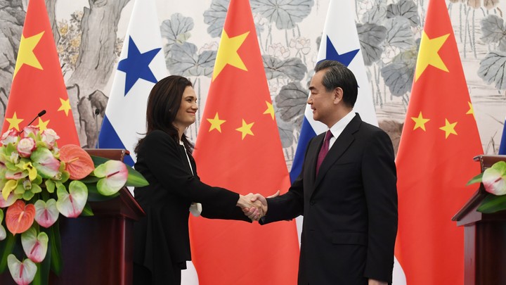 Isabel de Saint Malo, Panama's vice president and foreign minister, shakes hands with Chinese Foreign Minister Wang Yi at a joint news briefing in Beijing on June 13.
