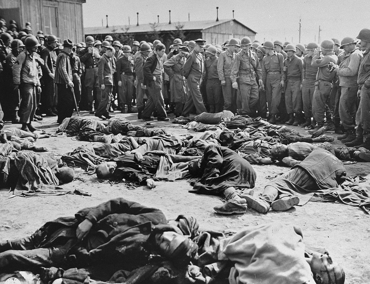 https://cdn.theatlantic.com/thumbor/NUKt9TdiLssEkJyFxPhppsegQWo=/1200x922/media/img/photo/2011/10/world-war-ii-the-holocaust/w21_00000004/original.jpg
