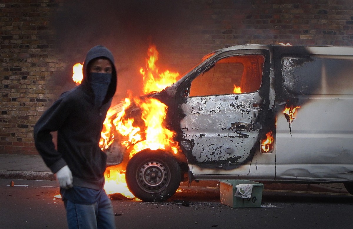 https://cdn.theatlantic.com/thumbor/NVGeuvjU6uFowciy7Tw0drkjUfA=/1200x780/media/img/photo/2011/08/riots-in-london/r01_20692738/original.jpg