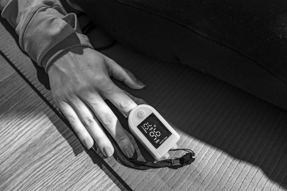 Photo of Caitlin Barber's hand with pulse oximeter