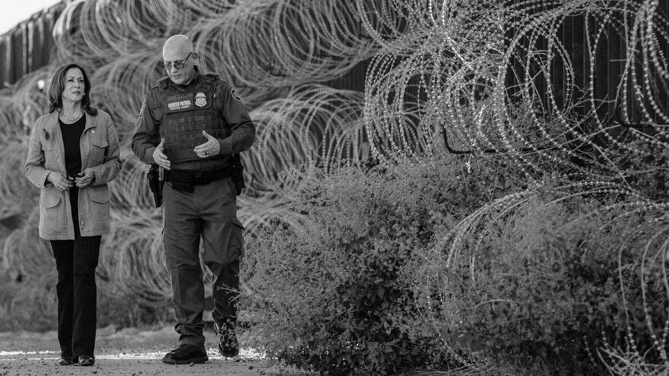 News photo of Vice President Kamala Harris visiting the southern border