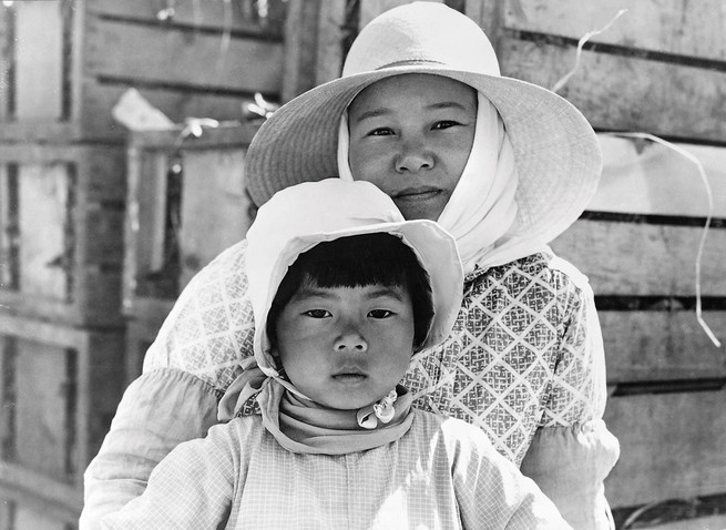 Japanese mother and daughter, photographed by Dorothea Lange